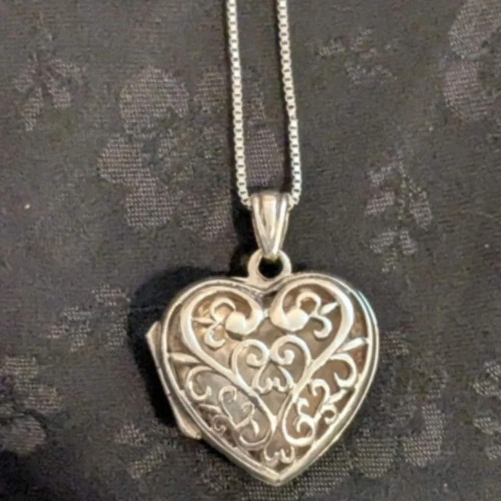Vintage Art Deco Intricate Filigree 925 Sterling  Heart Locket Pendant Necklace - Picture 2 of 10